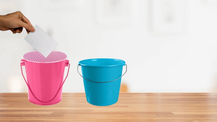 Proses pengumpulan kertas nama dan uang taruhan